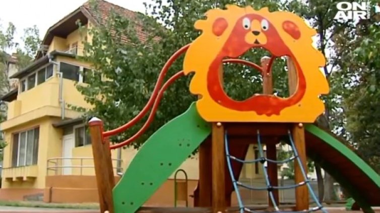 В столична забавачка: Шкаф почти остави момиченце без пръсти 