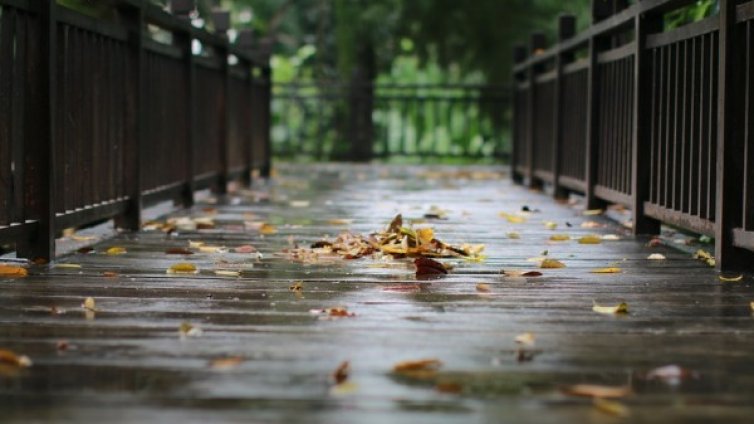 Времето и утре остава облачно, дъждовно, на места и с вятър