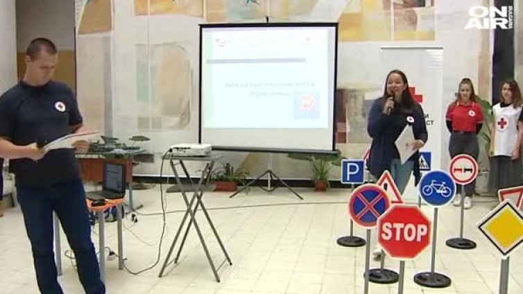 Ученици с почит към загинали в катастрофи техни връстници 