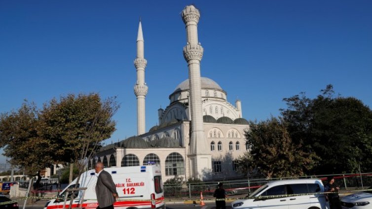 Двама души са починали при земетресението в Истанбул