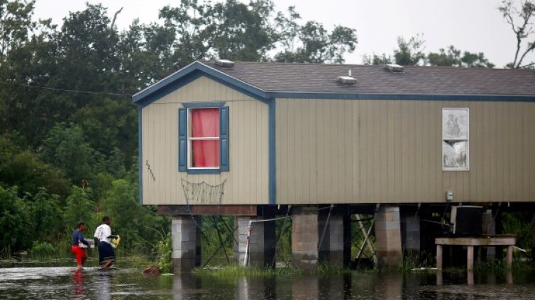 Ураганът Лоренцо набира сили над Атлантическия океан