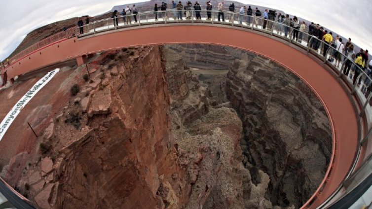 Мъж загина след скок от стъкления мост над Гранд каньон