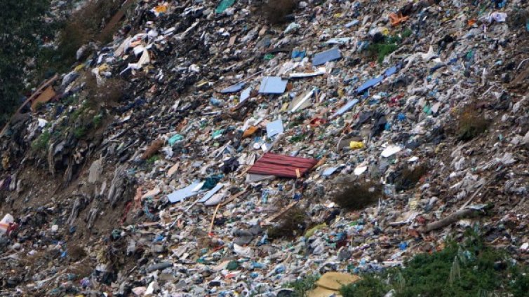 Камион се обърна на сметище в Сливен, уби жена