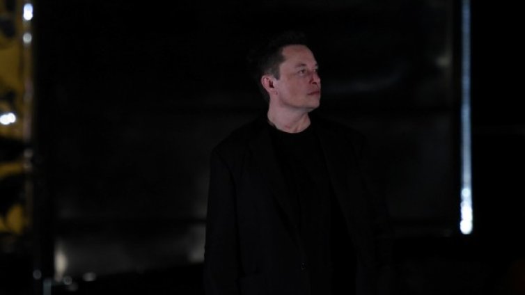 Какво е да работиш с Илон Мъск? Бивши го сравняват с Окото на Саурон