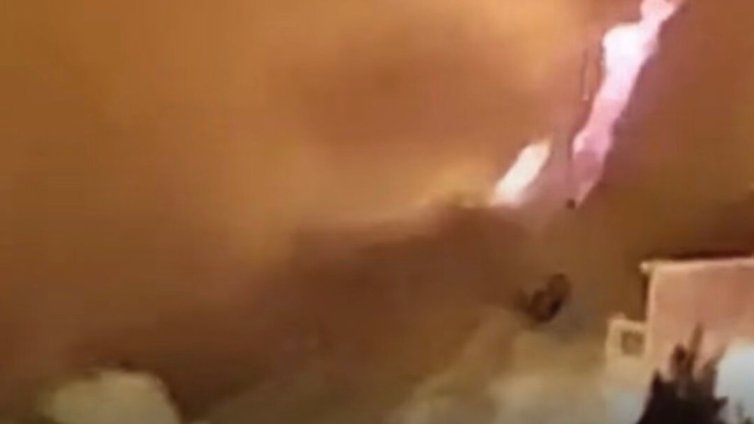 Пожар край хърватския Омиш изпепели къщи, коли и лодки изгоряха (ВИДЕО)