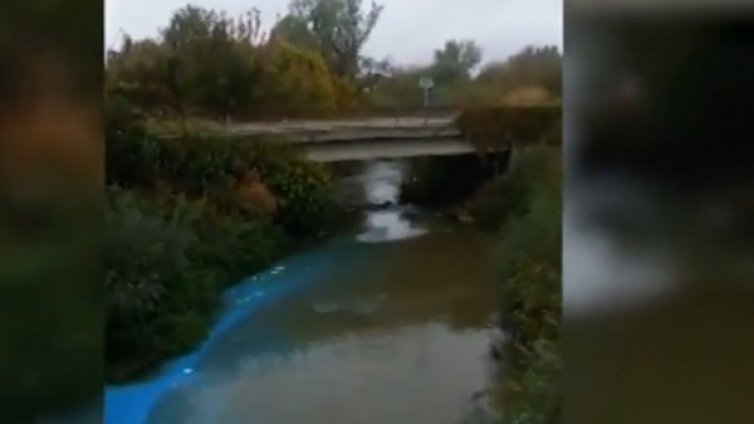 Кой оцвети водите на р. Русенски Лом в електриково синьо?