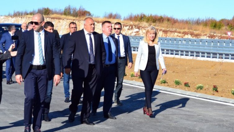 Пусне ли Ердоган бежанците - събарят оградата и минават границата