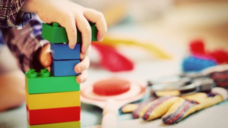 Ремонт разгневи родители, децата им спели на матраци в салона 