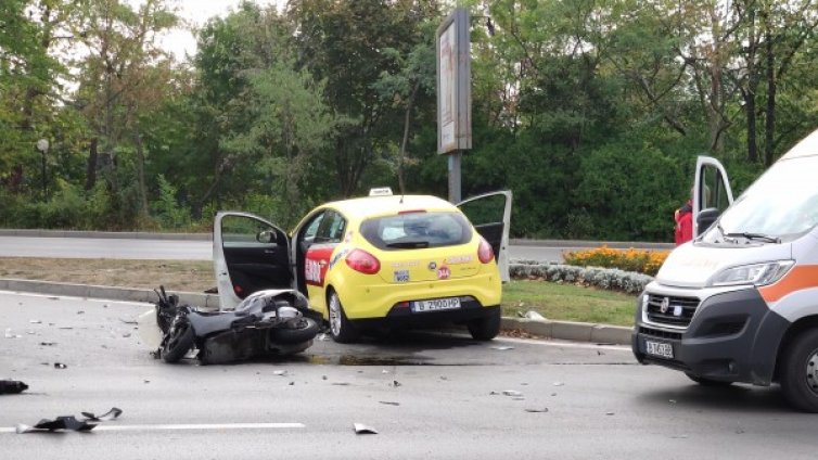 Такси отнесе мотопед във Варна, един човек загина