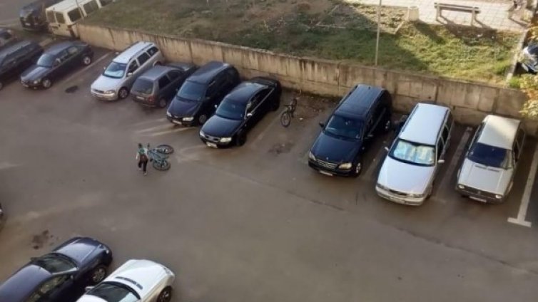 Хлапета крадат капачките на гумите на коли, играта е опасна