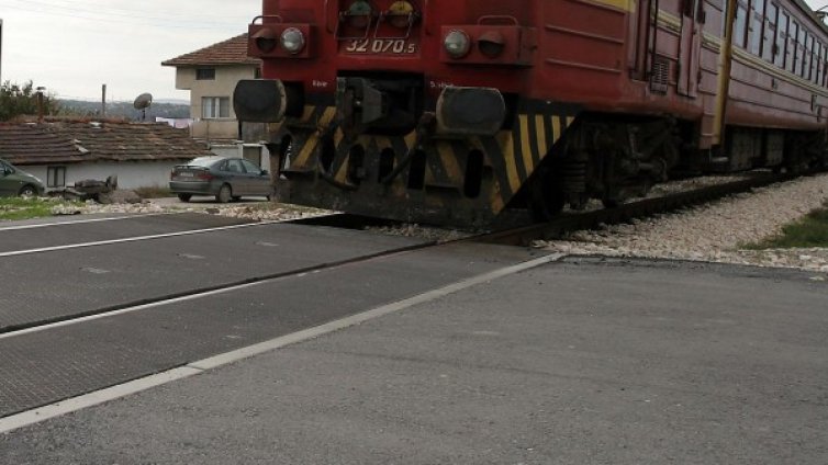 Влак помете кола на прелез, жена загина, друга е в болница