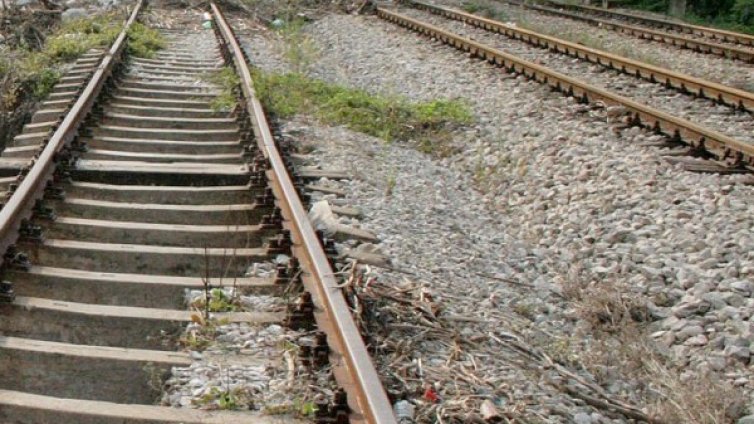 Влак блъсна кола в Плевенско, шофьорът е ранен