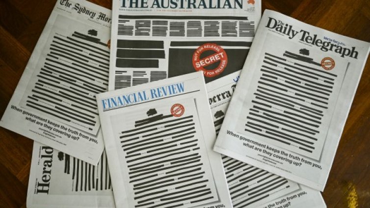 Пресата в Австралия със задраскани думи на първа страница