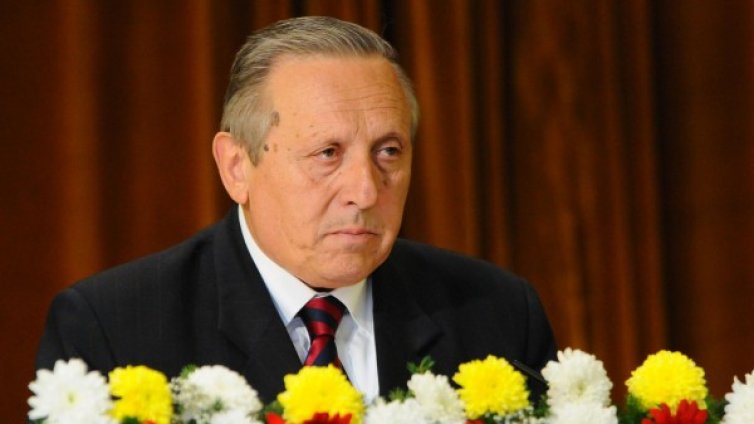 Управниците забравили за науката, давали пари на калпак без цели 