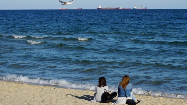 Времето остава топло за сезона, градусите утре до 27 