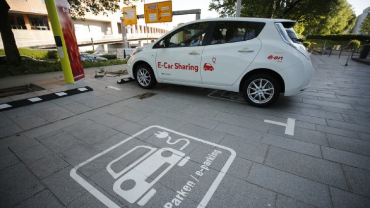 Те са бъдещето, но... Е-автомобилите все още 2 пъти по-скъпи