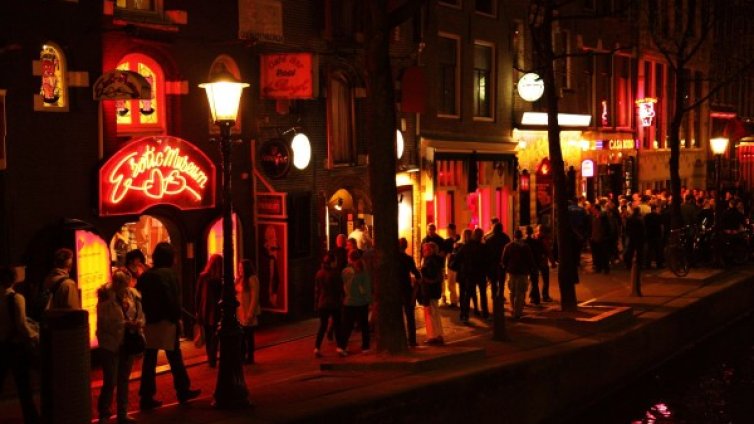 "Аз живея тук": Обикновените хора в Амстердам vs. Червените фенери