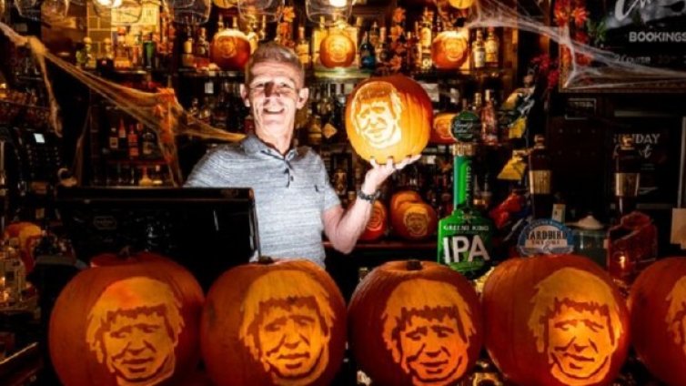 Хелоуин във Великобритания с... тикви с лика на Джонсън 