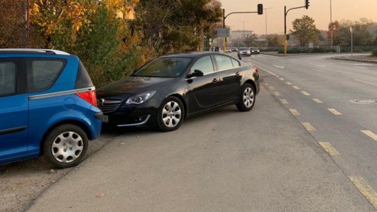 Пътни проблеми от Helpbook: Опасно кръстовище, зарязани коли...