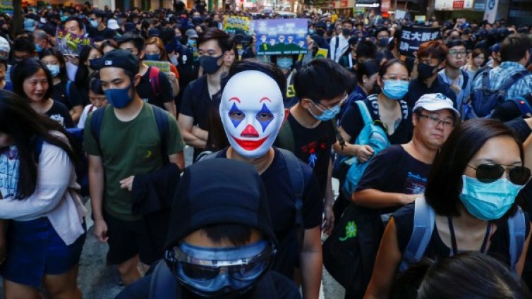 Полицията използва сълзотворен газ срещу тълпата в Хонконг 