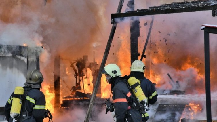 Пожар в общежитие за социално слаби, евакуирани са 23-ма