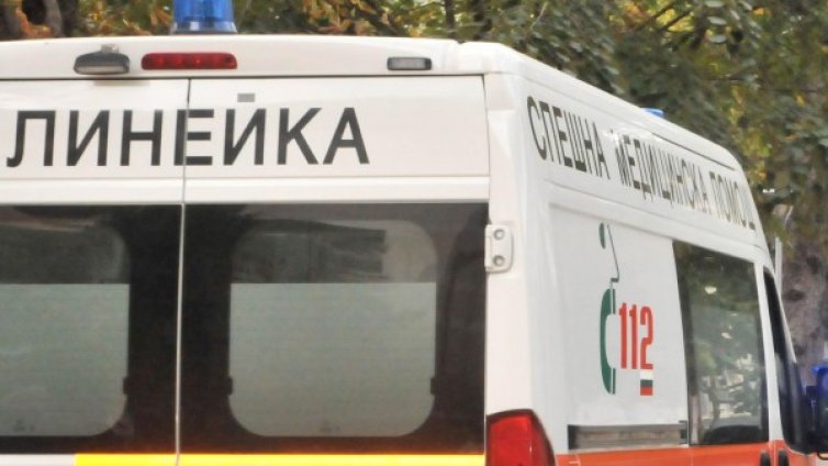 Кола блъсна баба и внуче в кубратско село