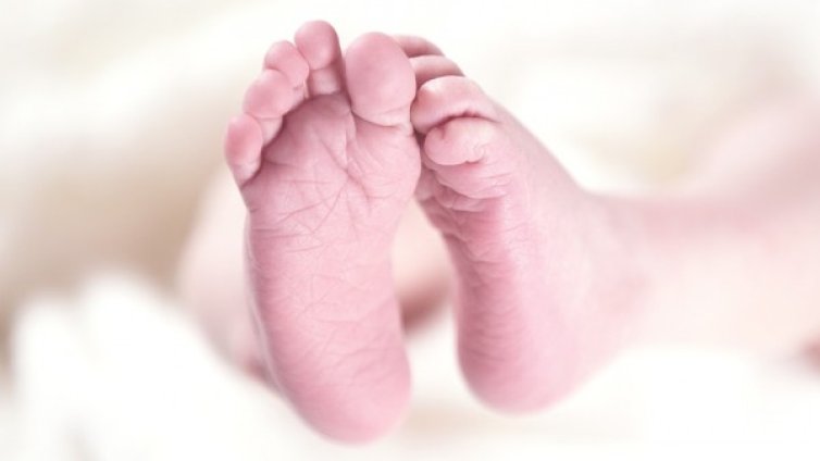 Вземат за осиновяване родно бебе от родителите му в Англия 