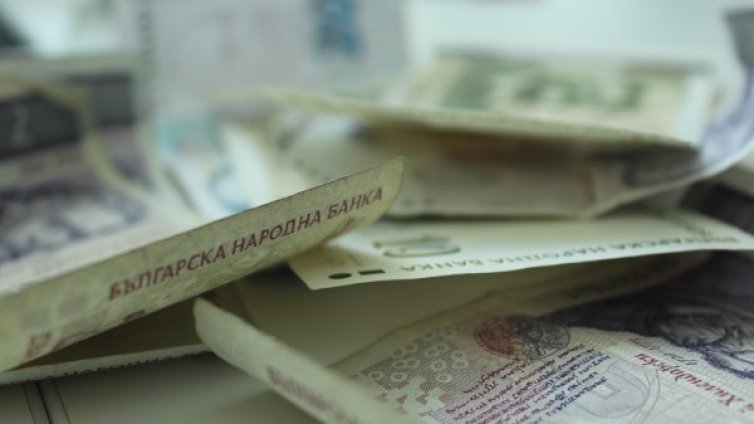 Трима излъгаха дядо, че ще му поправят покрива