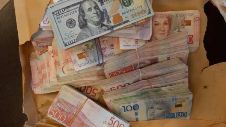 Митничари хванаха контрабандна валута за над 137 000 лв.