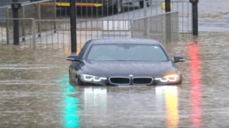 Пътен хаос: Река Дон преля и наводни Йоркшир