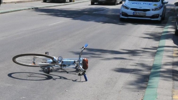 Микробус прегази велосипедист на АМ "Хемус"