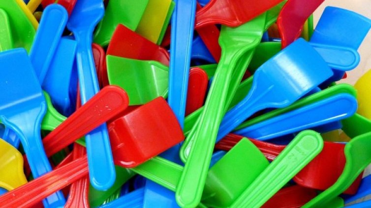 Пластмасовите прибори изпускат вредни химикали в храната