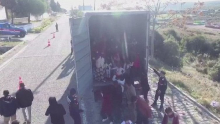 Намериха десетки бежанци в камион в турския град Айвалък