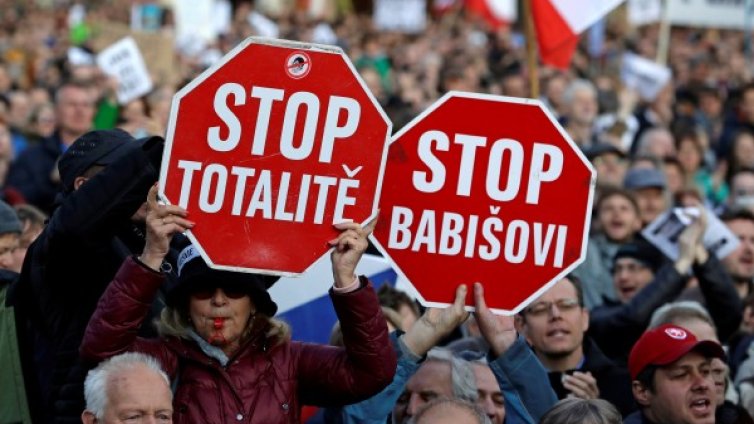 Сянката на комунизма преследва чехи и словаци и 30 г. по-късно