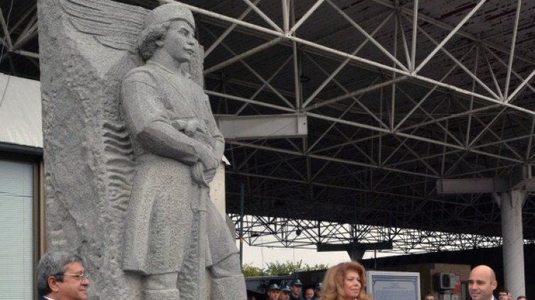 Паметникът на Капитан Петко войвода гледа към Доган Хисар