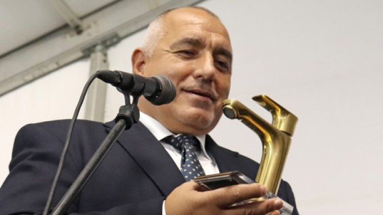 Дар за Тръмп от Борисов: Габровска пушка уникат