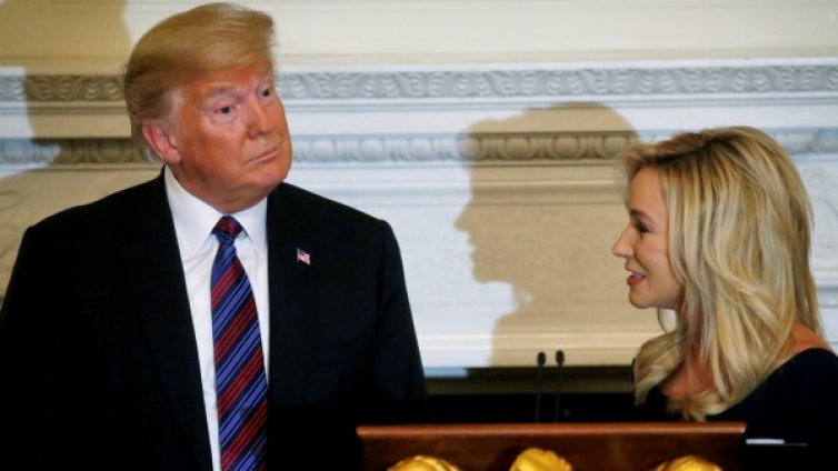 Пастор Пола Уайт: Блондинката милионер, която шепне в ухото на Тръмп