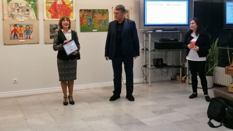 Даровити ученици и студенти получиха стипендии "Лука Бекяров"