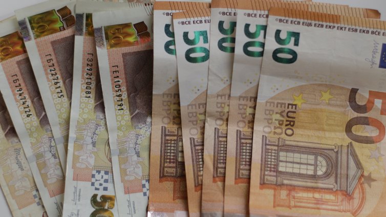 Възрастна даде всичките си пари в левове и в евро на ало измамници