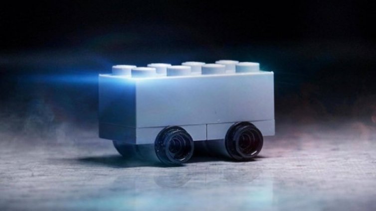 Гарантирано не се напуква – и Lego се подигра с Tesla