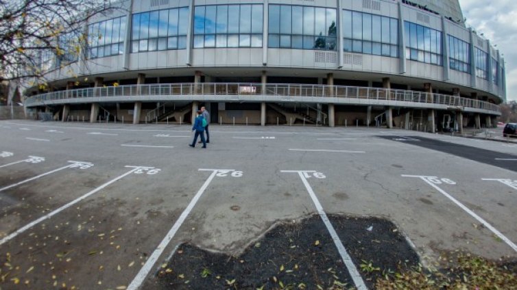 180-местен паркинг до ст. "Васил Левски", но стои празен
