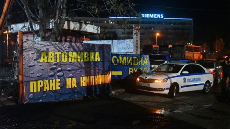 Пожар в автосервиз в София, две коли изгоряха