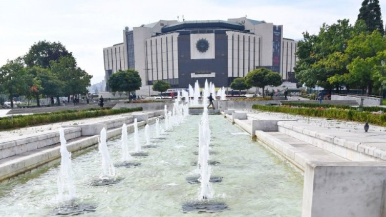 Тази вечер грейва Коледната елха на София пред НДК