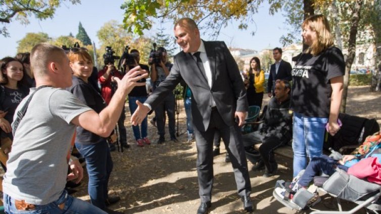 Майките на деца с увреждания в акция, искат Петков за министър 