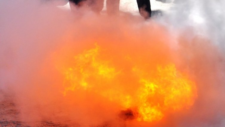 Двама загинаха при пожари през уикенда