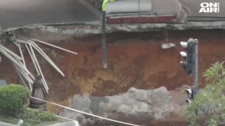 Огромна дупка зейна в Китай, погълна автомобили