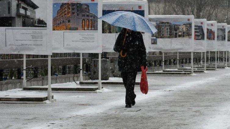 Зимен ден: Студено, облачно, с валежи от сняг