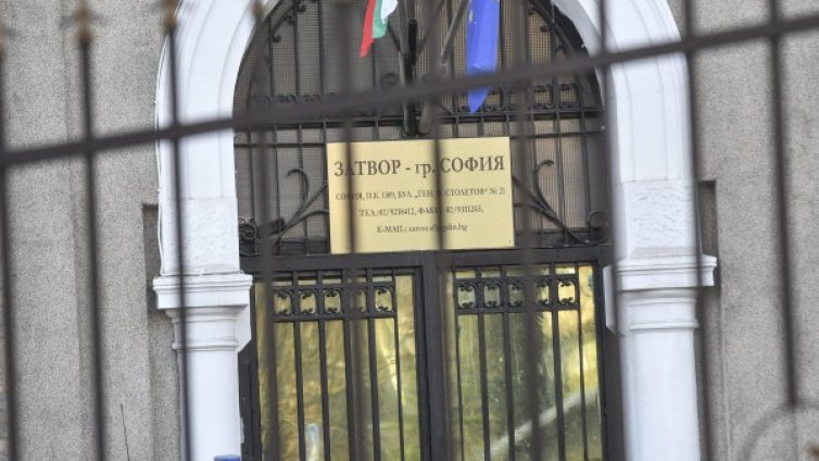 Петима, обвинени за IT удара за милиони евро, остават в ареста