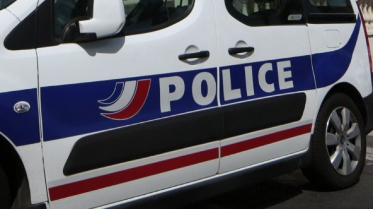 Мъж заплаши полицаи с нож в Париж, застреляха го