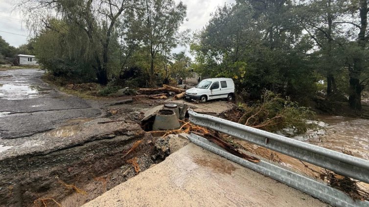 Мащабно наводнение в района на Бургас, обявено е частично бедствено положение СНИМКИ